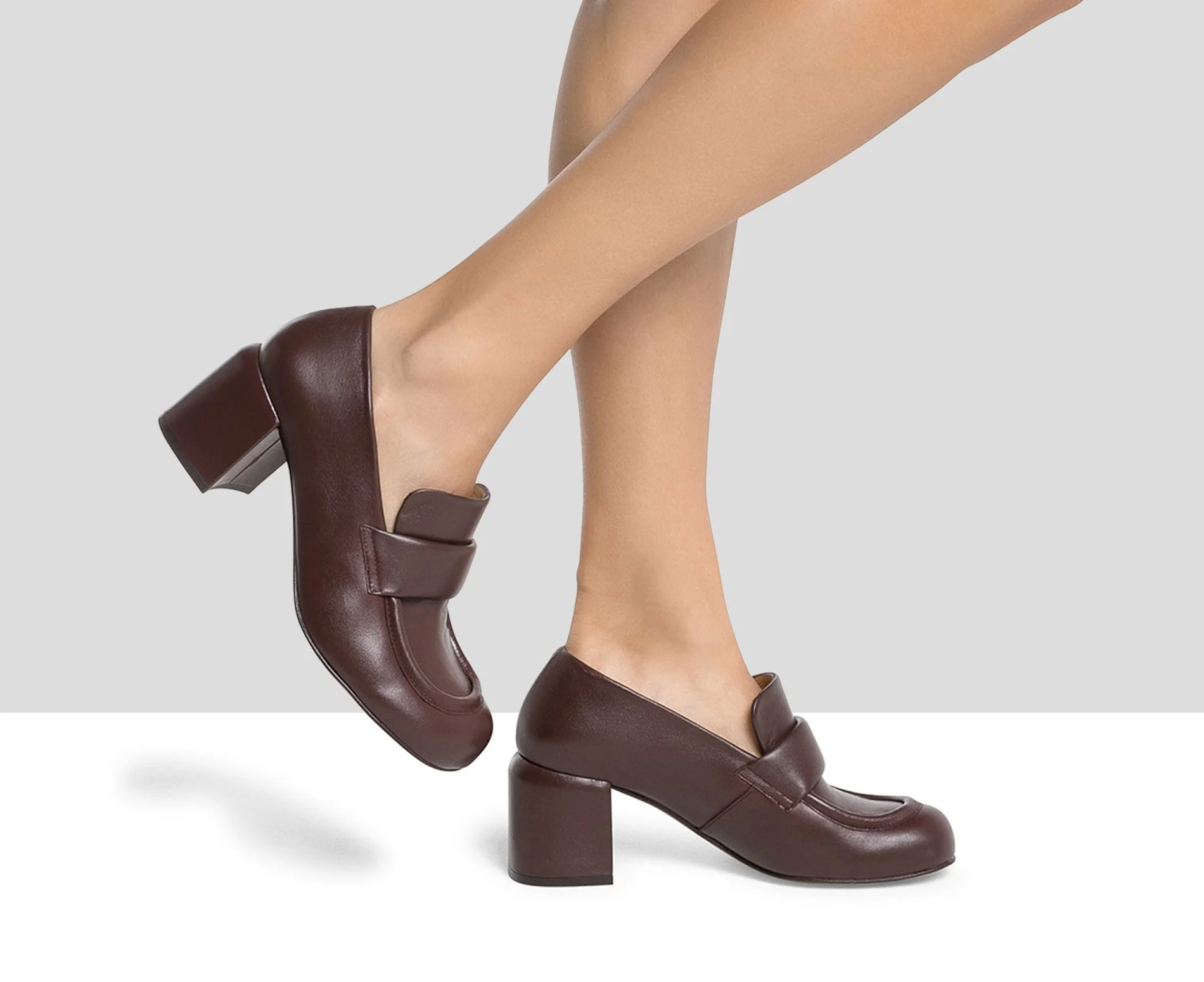 Zapato de mujer en piel con tacón medio. Kristi