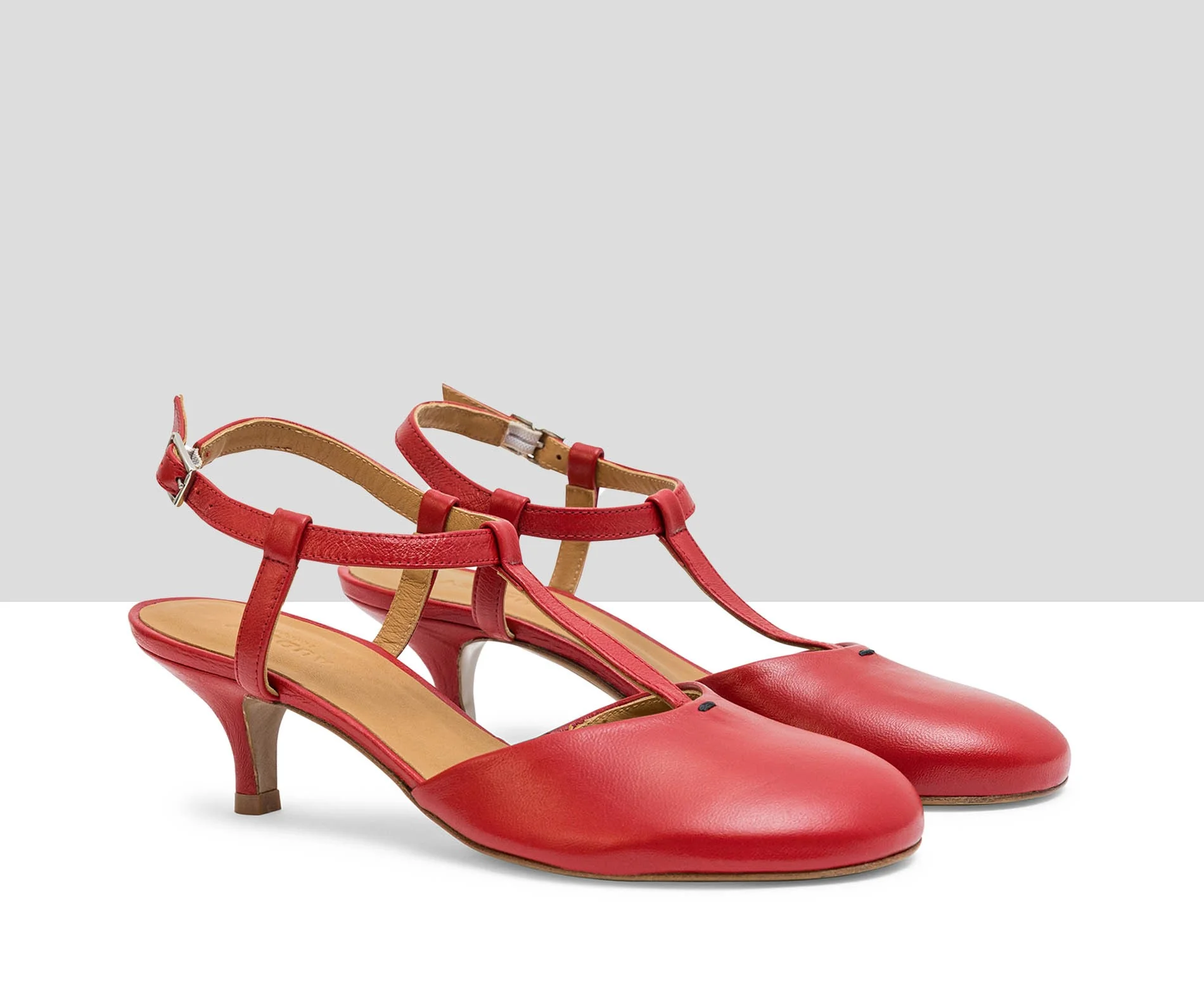 Zapato de mujer en piel con tacón medio. Lola
