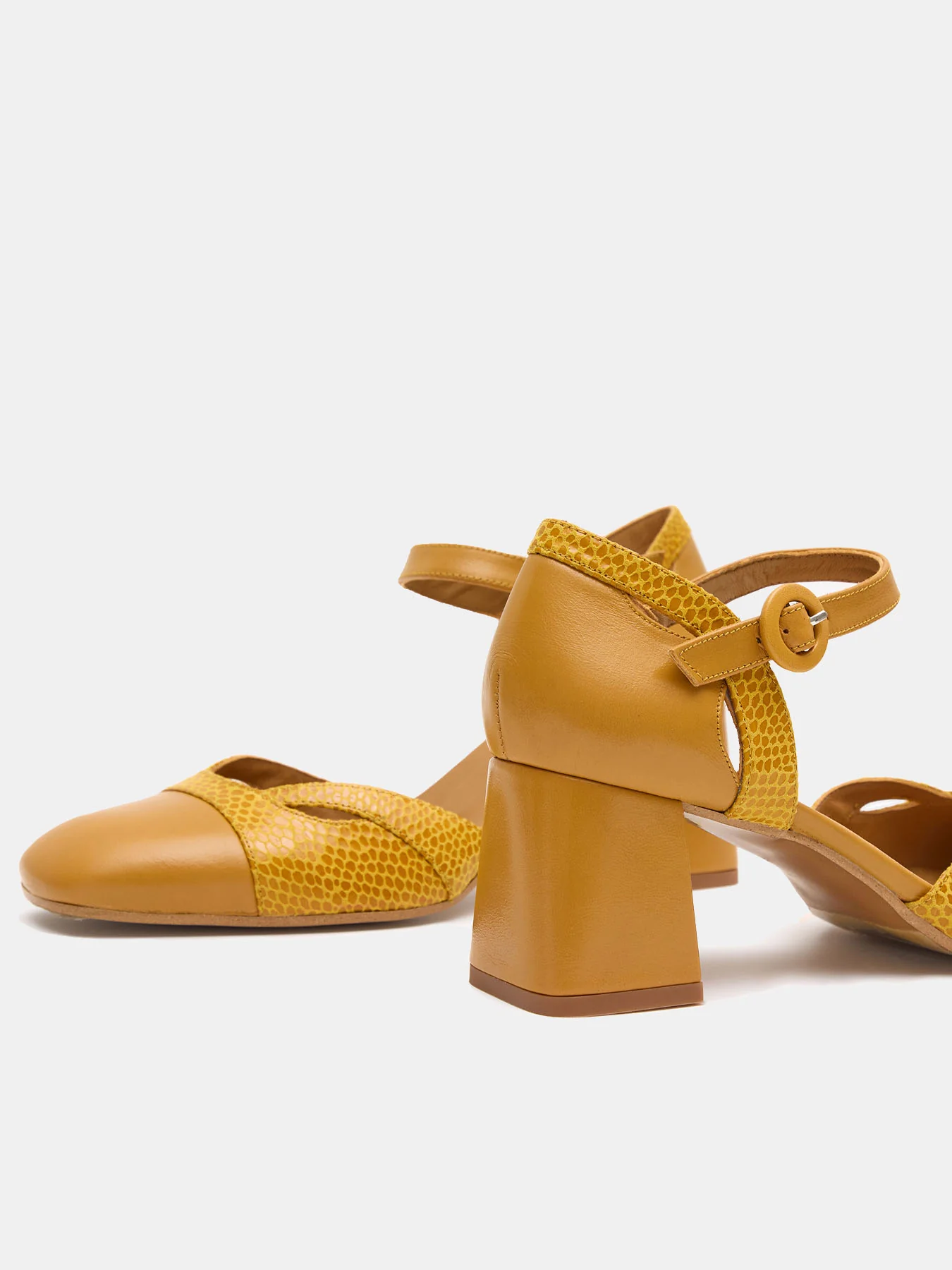 Zapato de mujer en piel con tacón medio. Loren