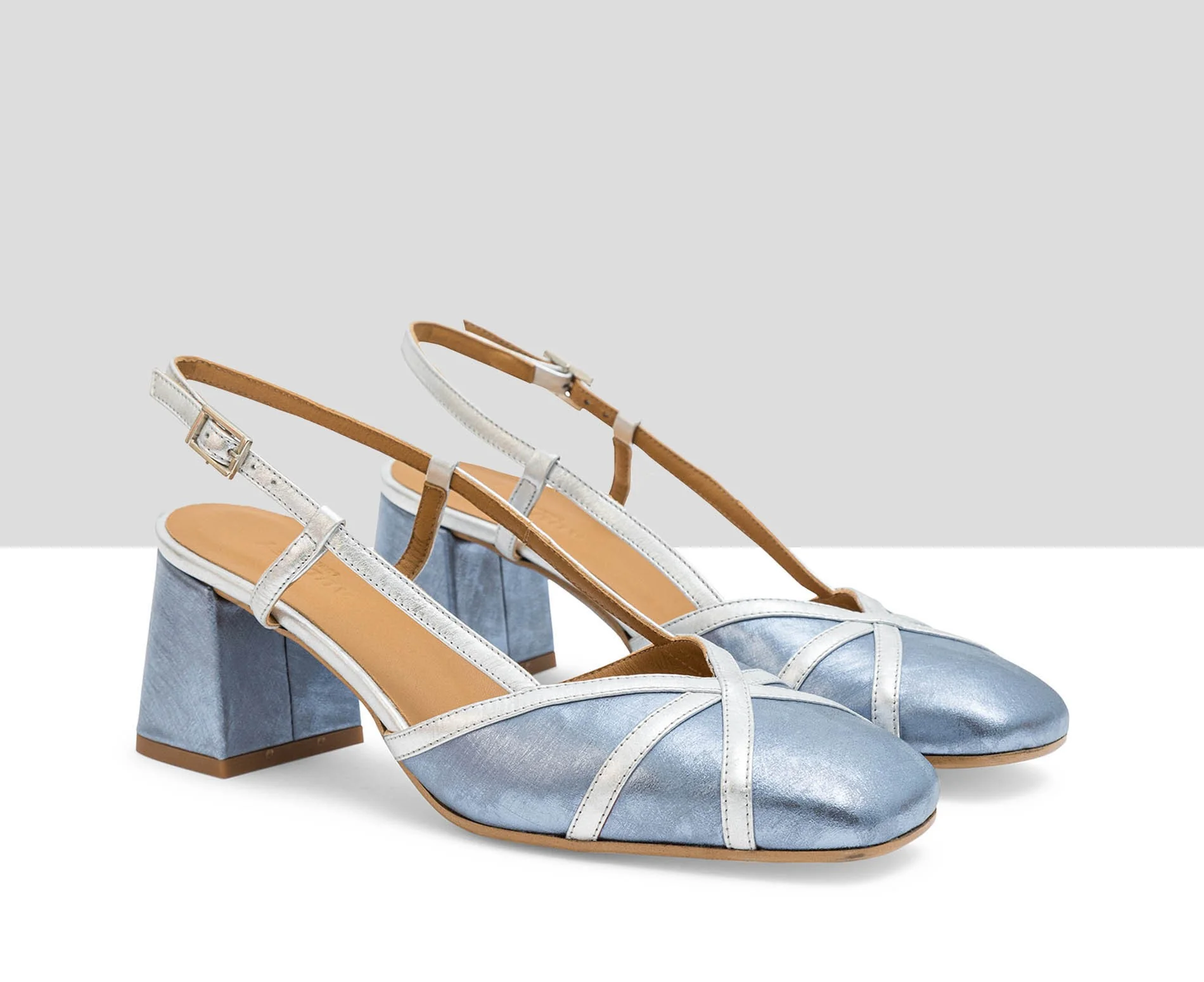 Zapato de mujer en piel con tacón medio. Luna