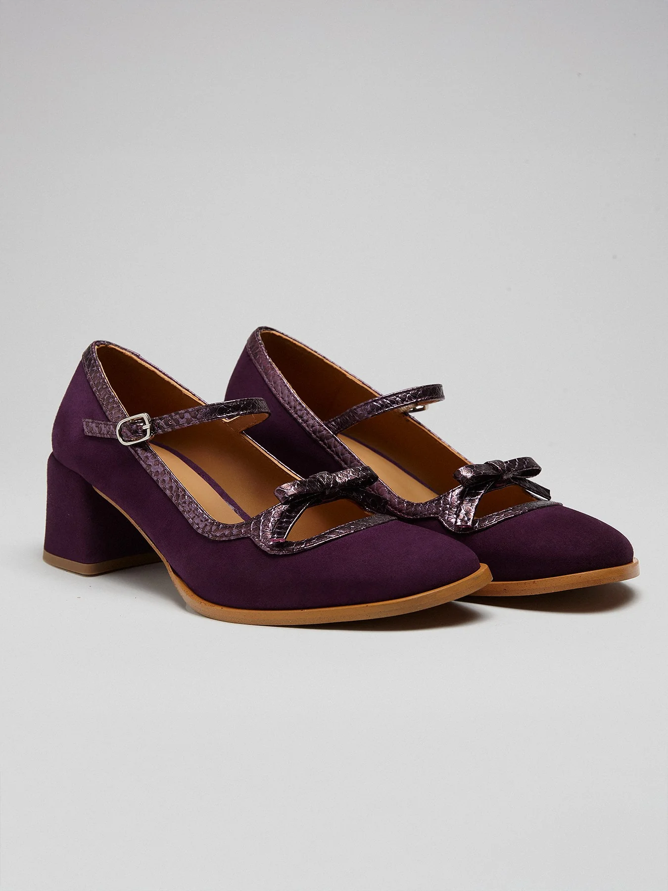 Zapato de mujer en piel con tacón medio. Manola