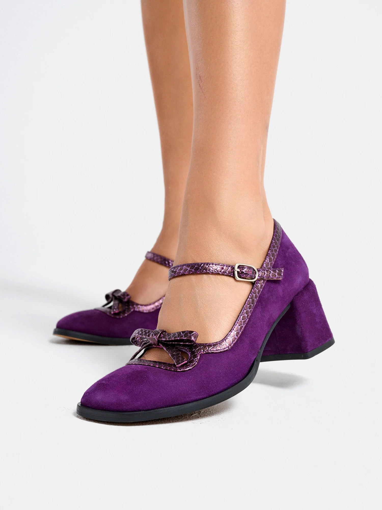 Zapato de mujer en piel con tacón medio. Manola 2