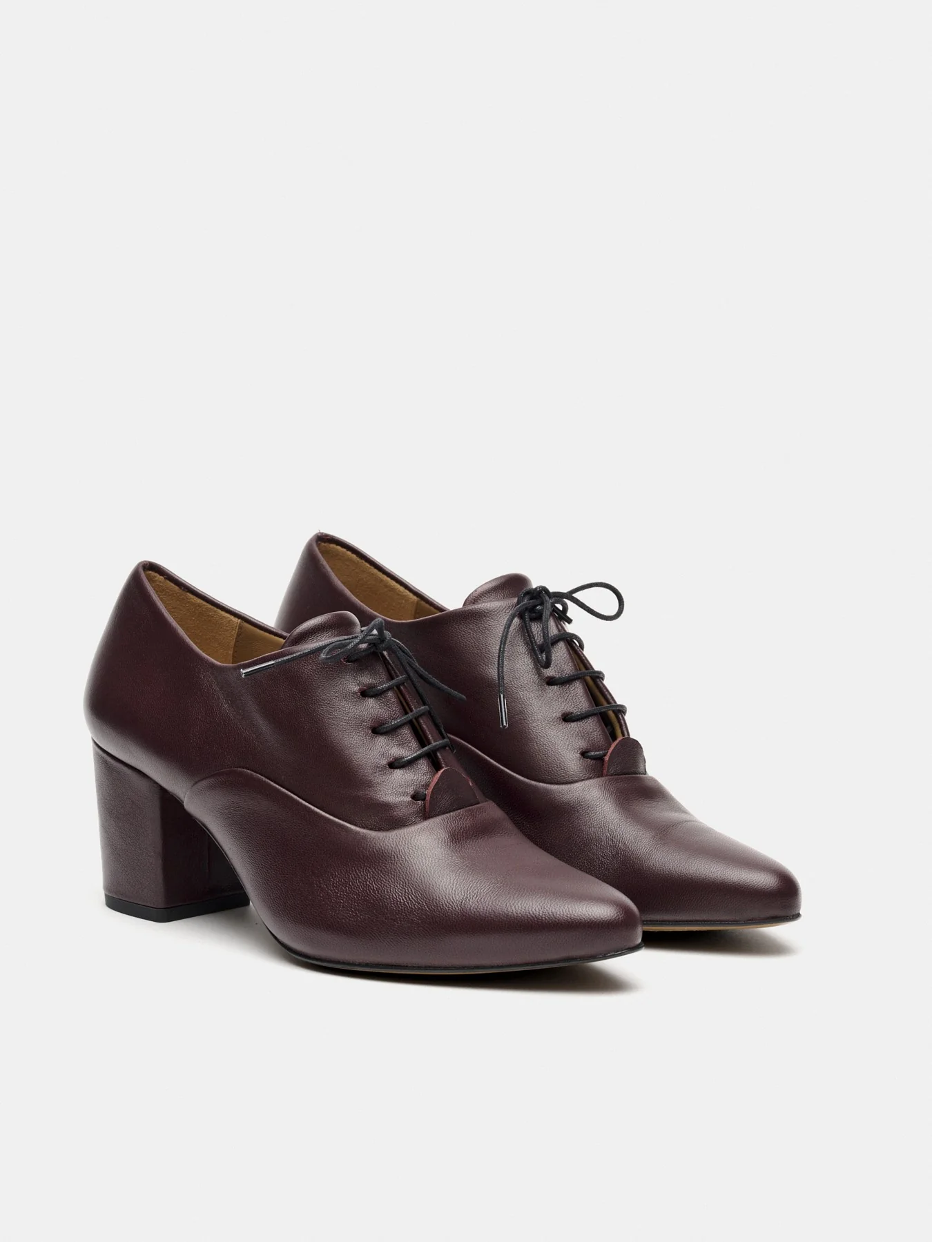 Zapato de mujer en piel con tacón medio. Mariella - Image 3