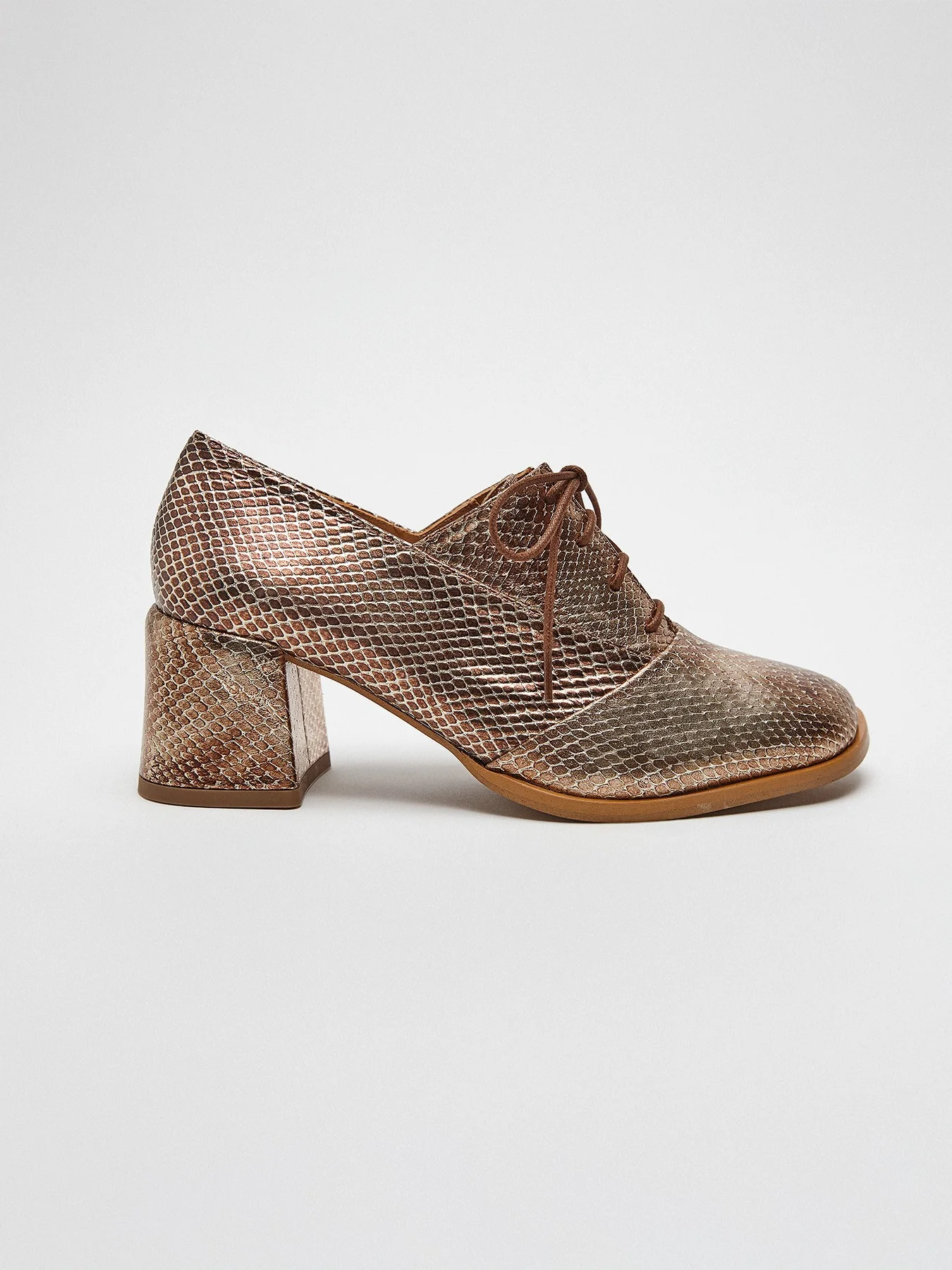 Zapato de mujer en piel con tacón medio. Mayla - Image 3