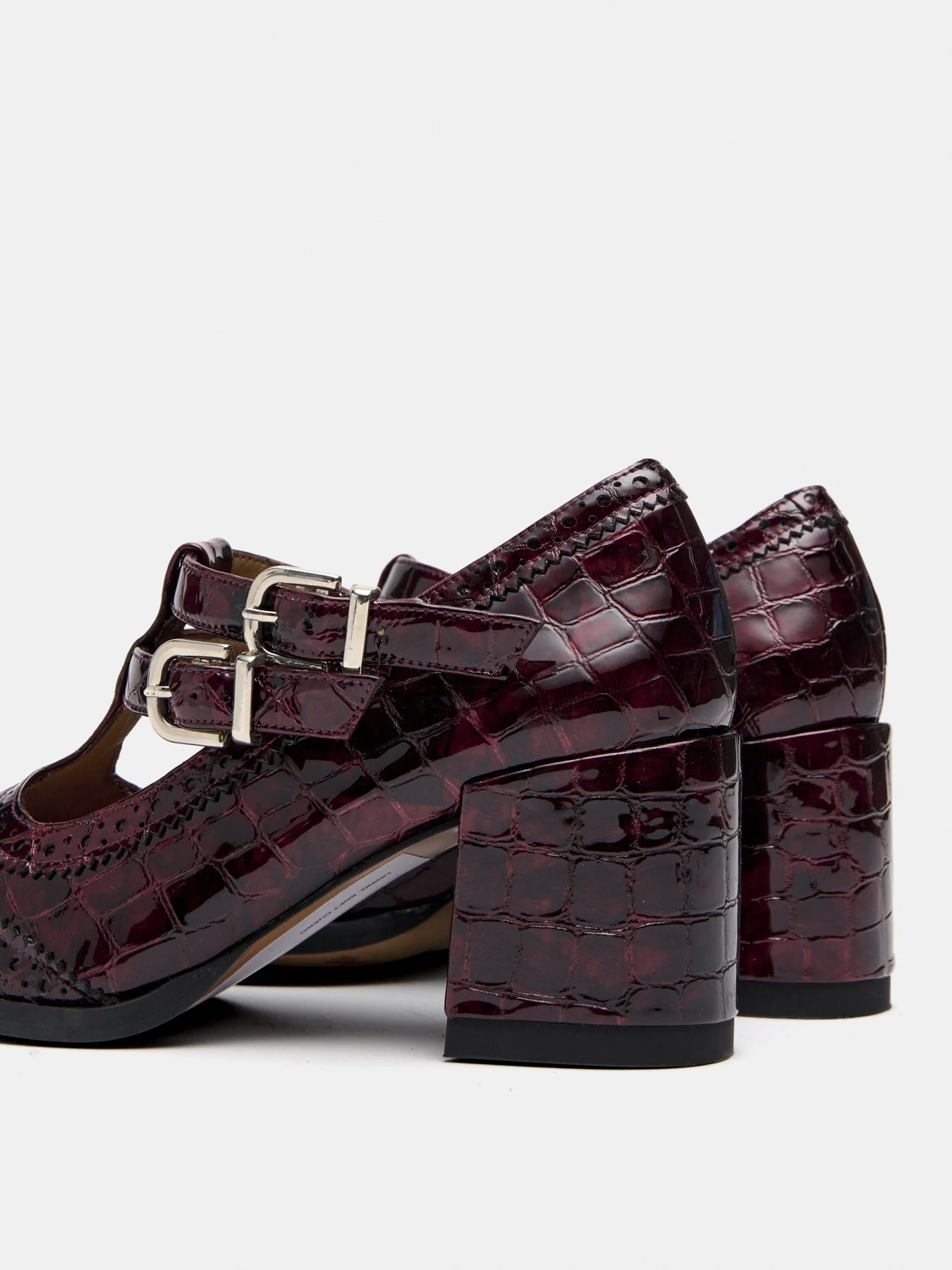 Zapato de mujer en piel con tacón medio. Mulan