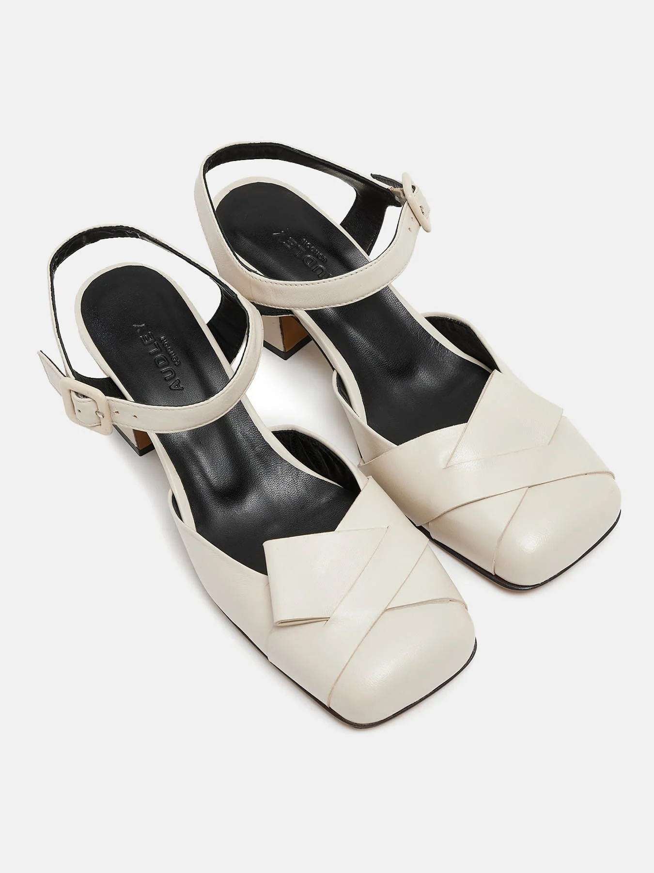 Zapato de mujer en piel con tacón medio. Nalina